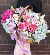 Цветочная композиция из Розы, Хризантемы, Пионы и Лизиантусы в корзине в Сяськелево