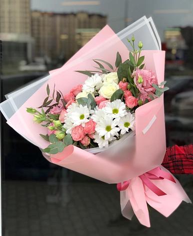 Букет цветов из: Розы, Лизиантусы и Хризантемы в Сяськелево